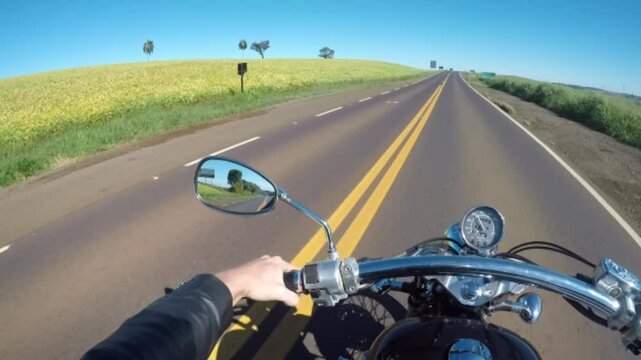 moto custom na estrada 