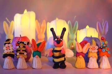 A bee figurine and small dwarfs made of plasticine.