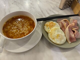 Hearty Korean Breakfast with Instant Ramen, Fried Eggs, and Ham