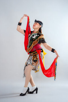 A female Jathilan dancer performs with elegance, dressed in intricate Javanese traditional attire. Her expressive pose and vibrant costume reflect rich Indonesian cultural heritage.
