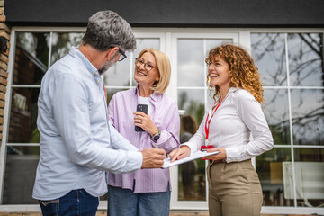 Obraz premium mature couple sign contract to real estate agent for buy or sell house
