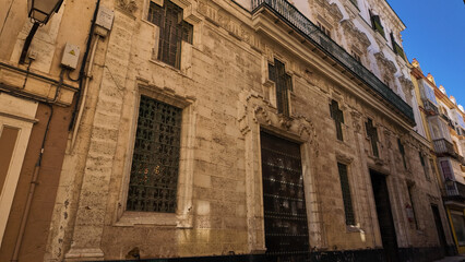 Obraz premium Elegant historical building facade with ornate details in Cadiz, Spain