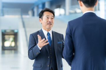 オフィスで働くビジネスマン