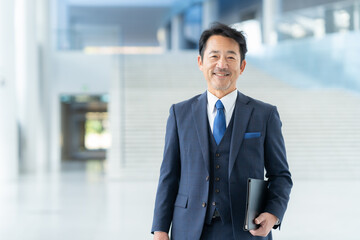 オフィスで働くミドルのビジネスマン