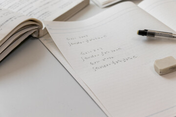 机の上の学習ノートと筆記用具