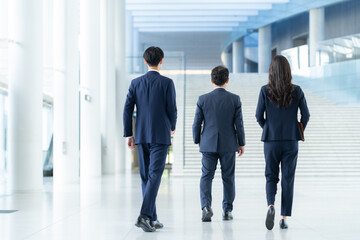オフィスで働く男女のビジネスマンの後ろ姿