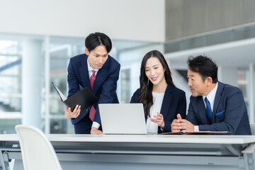 オフィスで働く男女のビジネスマン
