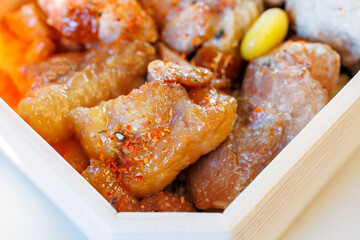 指定席で焼き鳥の駅弁を食べる。
埼玉県川越市の地ビールと一緒に。
大宮駅から新潟へ向かう上越新幹線に乗った。
埼玉県大宮市 - 2024年11月30日
