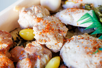 指定席で焼き鳥の駅弁を食べる。
埼玉県川越市の地ビールと一緒に。
大宮駅から新潟へ向かう上越新幹線に乗った。
埼玉県大宮市 - 2024年11月30日
