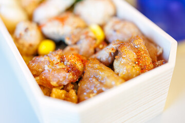 指定席で焼き鳥の駅弁を食べる。
埼玉県川越市の地ビールと一緒に。
大宮駅から新潟へ向かう上越新幹線に乗った。
埼玉県大宮市 - 2024年11月30日
