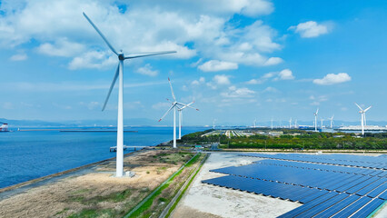 風車とソーラーパネルのハイブリッド発電所の風景空撮