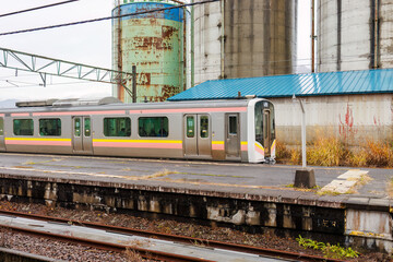 JR上越線のローカル電車が入ってきた。
JR五日町駅。
寂れた雰囲気が良い感じ。
五日町の市街地の風景。
雪国特有の雰囲気がある。
晩秋なので各所で紅葉が見られる。
新潟県魚沼市 - 2024年11月30日
