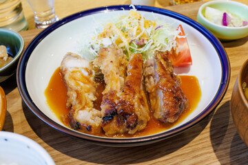 醸造所の職員が使用する社員食堂で日替わりランチを食す。
日本を代表する銘柄米、南魚沼産コシヒカリが最高に美味しい。
もちろん日本酒もリーズナブルに楽しめる。
八海山で有名な八海醸造のテーマパーク。
新潟県南魚沼市魚沼の里 - 2024年11月30日
