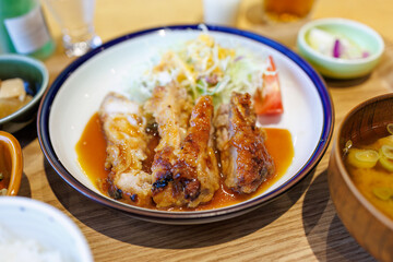 醸造所の職員が使用する社員食堂で日替わりランチを食す。
日本を代表する銘柄米、南魚沼産コシヒカリが最高に美味しい。
もちろん日本酒もリーズナブルに楽しめる。
八海山で有名な八海醸造のテーマパーク。
新潟県南魚沼市魚沼の里 - 2024年11月30日
