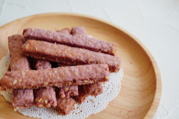 お皿に盛り付けられたラズベリー味のピンク色ステッククッキー