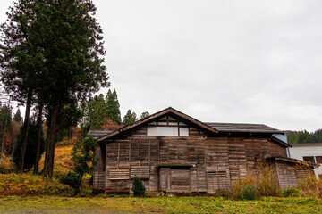 十日町の山奥の鄙びた温泉地の里山の風景。
美しい棚田も特徴的。
あいにくの小雨交じりだが、しっとりと雪国特有の雰囲気がある。
晩秋なので各所で紅葉が見られる。
新潟県十日町市 - 2024年12月1日
