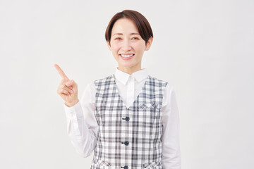 女性　事務員　左側を指差す　白背景