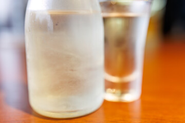 美しい「へぎそば」。
つなぎに布海苔を使用した美味しい蕎麦である。
新潟県魚沼地方の名産。
新潟特産の日本酒の冷酒とともに。
道の駅（ロードサイドの商業施設）。
新潟県十日町市 - 2024年12月1日
