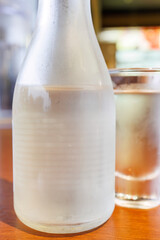 美しい「へぎそば」。
つなぎに布海苔を使用した美味しい蕎麦である。
新潟県魚沼地方の名産。
新潟特産の日本酒の冷酒とともに。
道の駅（ロードサイドの商業施設）。
新潟県十日町市 - 2024年12月1日
