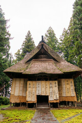 杉林の中にある立派な本堂。
雪から木材を守る藁や布製の雪覆いで覆われている。
その上には寄進者のサインも書かれていた。
神秘的で美しい神宮寺。
茅葺き屋根の本堂と緑が美しい苔むした境内と杉の大木林が印象的。
冬季に訪れたので、豪雪対策の雪囲いが施されている。
新潟県十日町市 - 2024年12月1日
