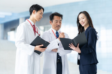 病院で医者と商談をするMR