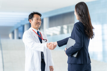 病院で医者と商談をするMR