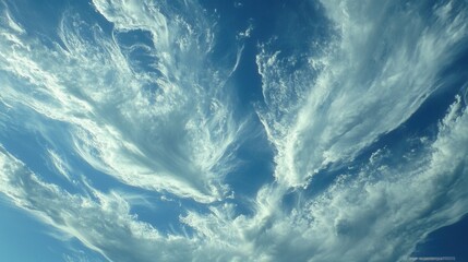 Obraz premium Wispy clouds against a vibrant blue sky