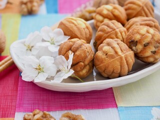 한국음식 호두과자와 꽃잎