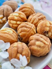 한국음식 호두과자와 꽃잎