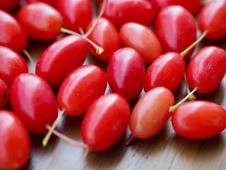 신선한 유기농 산수유 열매, 음식