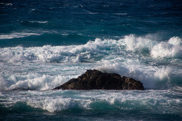 奄美大島の自然、海、波、青、白。
