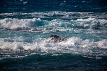 奄美大島の自然、海、波、青、白。