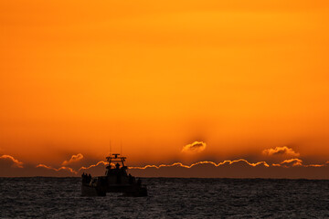 Naklejka premium Catamaran in Ocean after Hawai Sunset