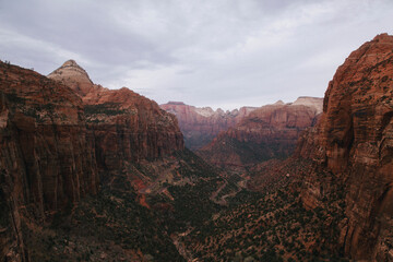 Fototapeta premium Panoramic View Across Zion’s Canyon Walls Under Cloudy Skies