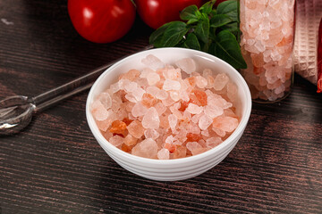 Rose pink Himalai salt in the bowl