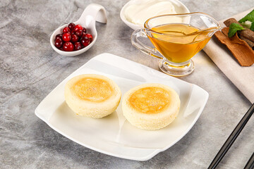 Roasted cheesecakes - Syrniki with honey