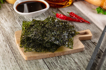 Seaweed roasted nori chips heap