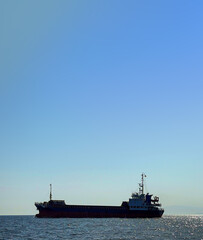 海を航行する大型船舶のシルエット