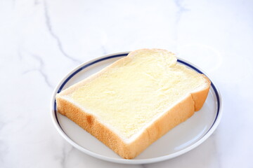 マーガリンを塗ったパン
