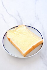 マーガリンを塗ったパン

