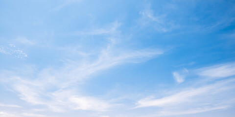 e sky is bright, tthhe fluffy white clouds are quiet.