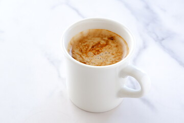 ミルクをたっぷり入れたコーヒー、カフェ・ラテを淹れて、のんびりくつろいでいるイメージ
