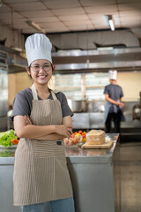 A female chef broadcasts her cooking knowledge live on a social media app on her mobile phone.