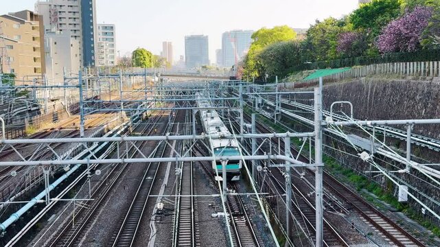 新八ツ山橋から望む、品川駅周辺を通過する京浜東北線