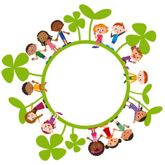 Obraz premium クローバーの葉っぱに囲まれた幸せな子供達