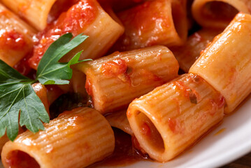 Mezzi rigatoni al sugo, pasta italiana, dieta mediterranea 