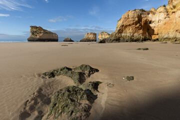 Der Strand Praia dos Tres Irmaos an der Algarve, Portugal