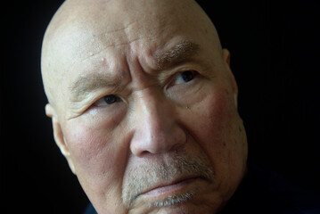 老人の困り顔のクローズアップ