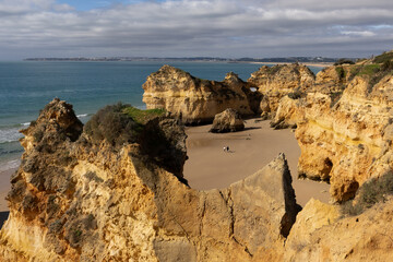 Der Strand Praia dos Tres Irmaos an der Algarve, Portugal
