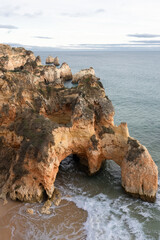 Der Strand Praia dos Tres Irmaos an der Algarve, Portugal